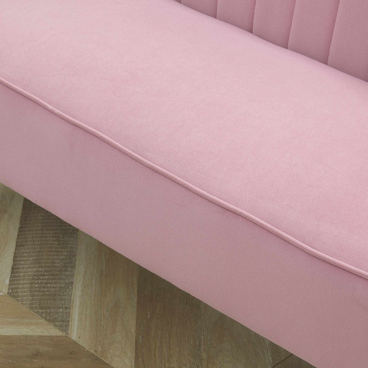 Roze tweezitsbank van stof met houten poten