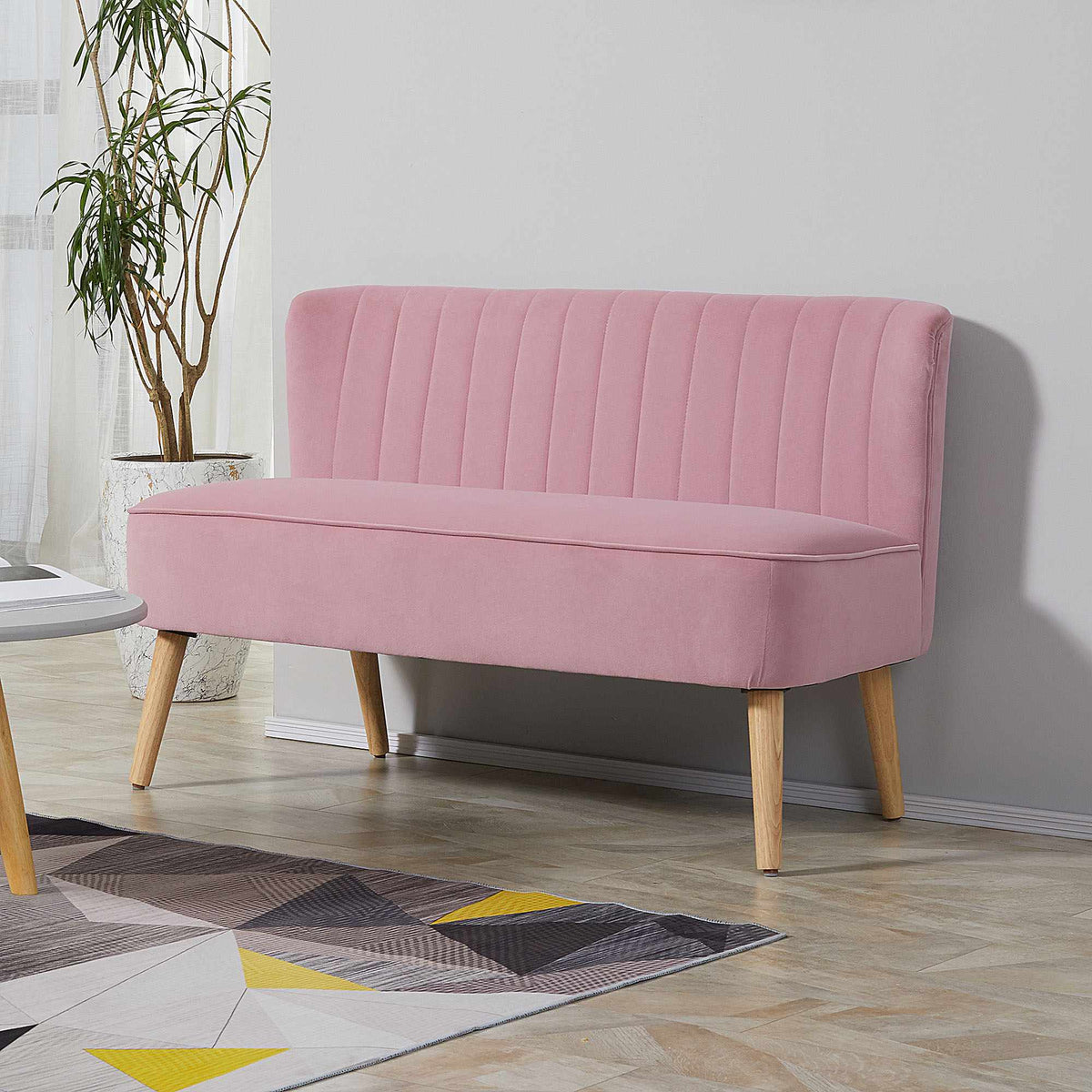 Roze tweezitsbank van stof met houten poten