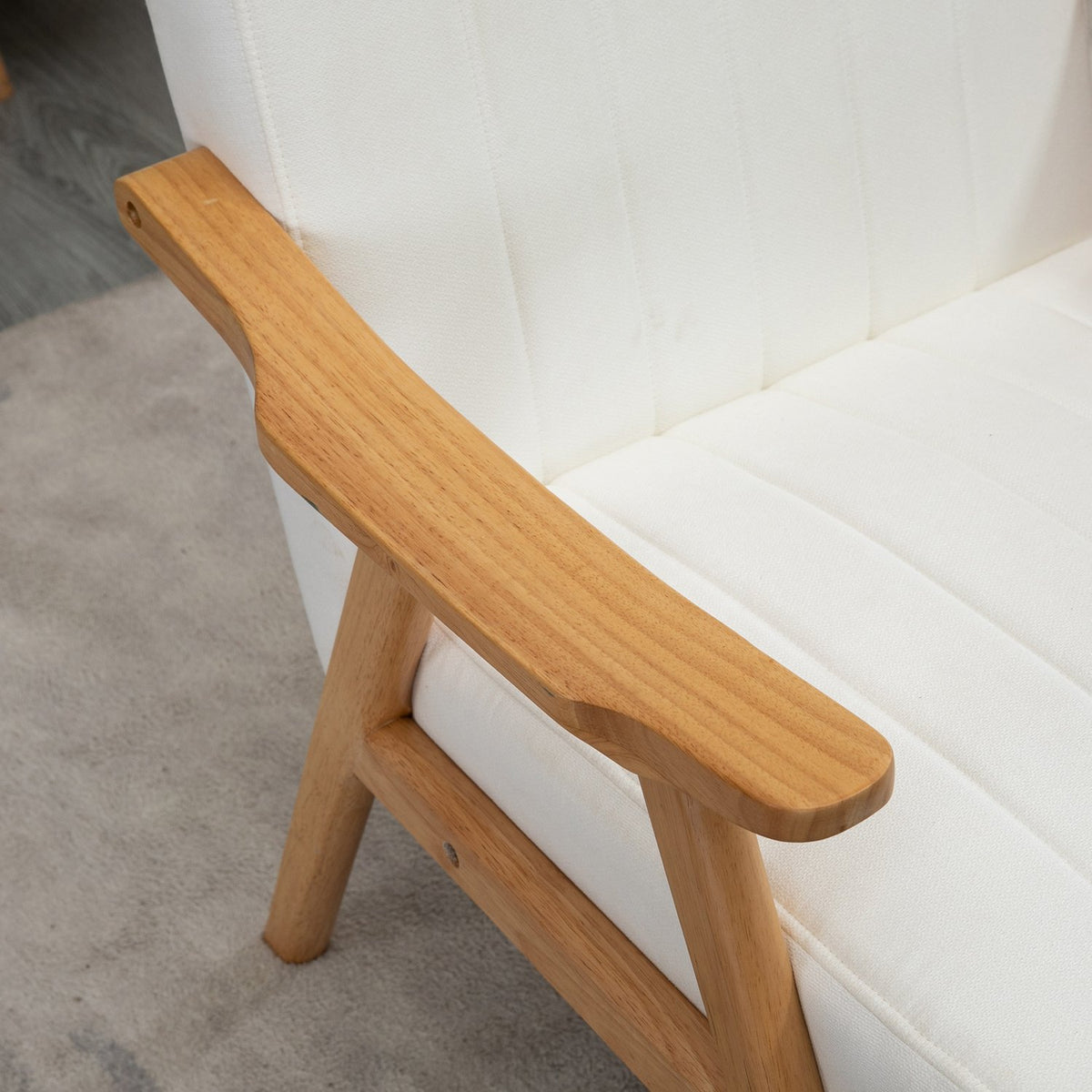Scandi gestoffeerde loungestoel in fluweellook met armleuningen