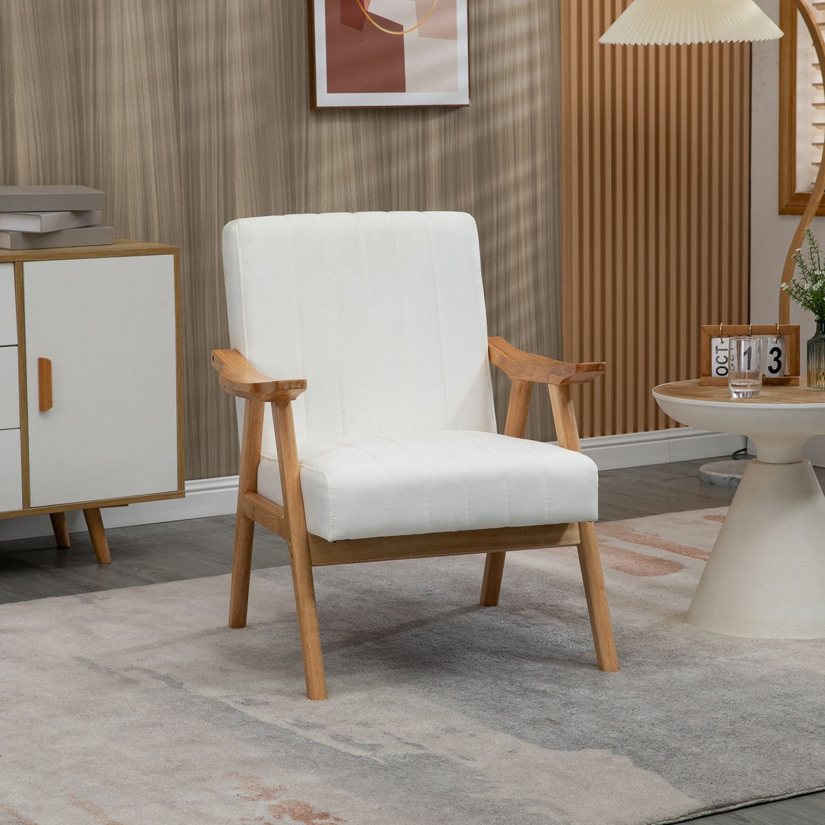 Scandi gestoffeerde loungestoel in fluweellook met armleuningen