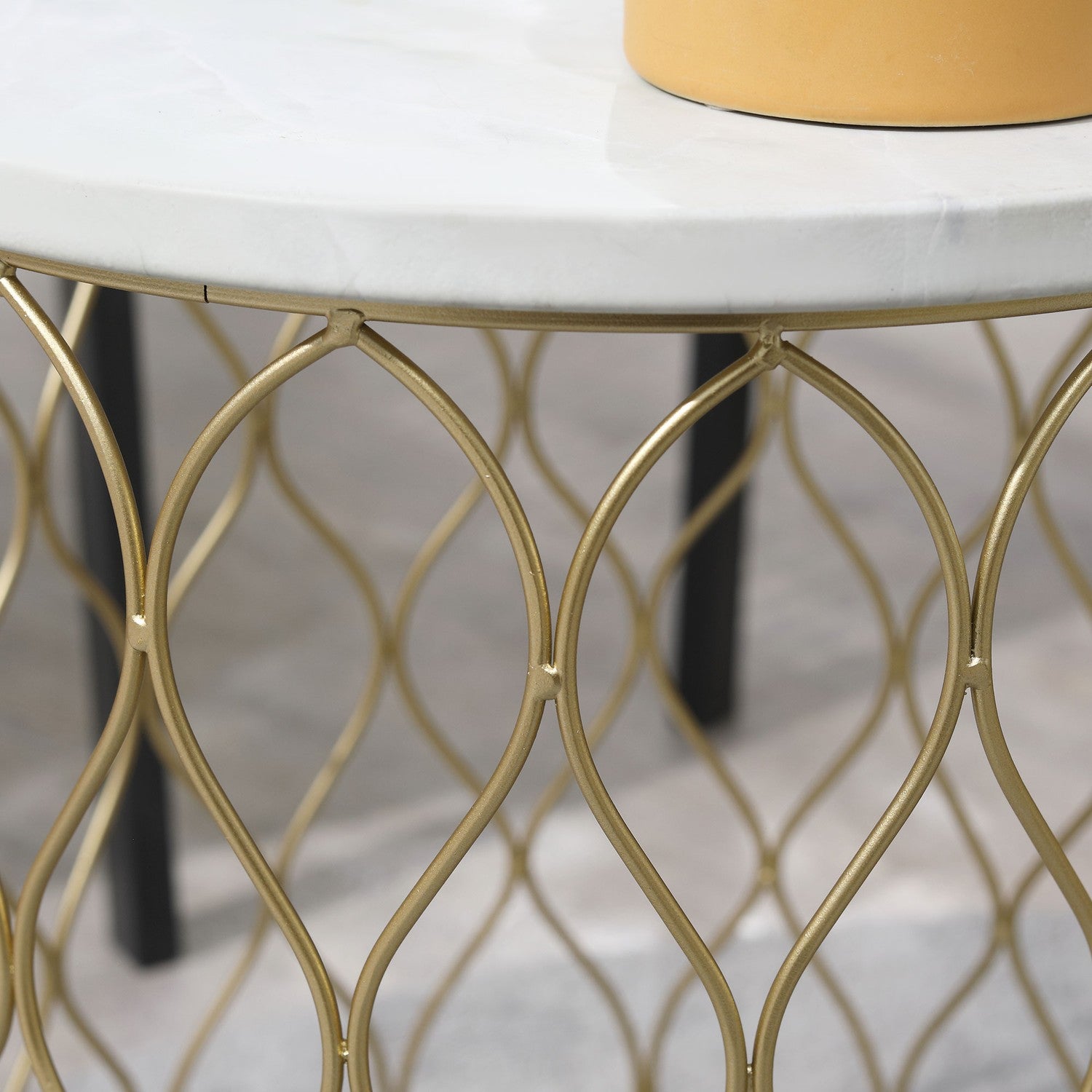 Set van 2 metalen bijzettafels voor buiten, goud & wit design