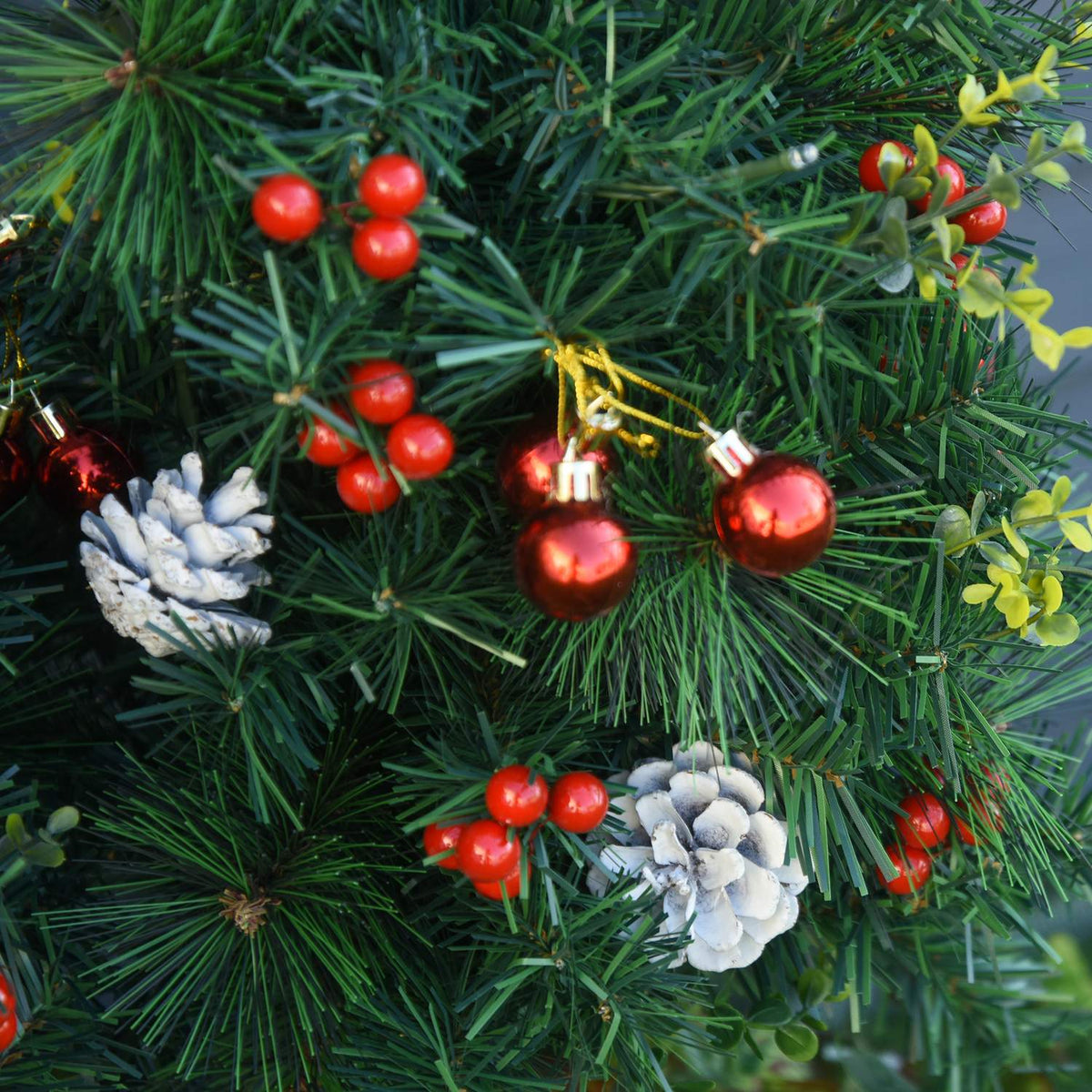 Set van 2 mini-kerstboompjes met dennenappels en LED-lampjes