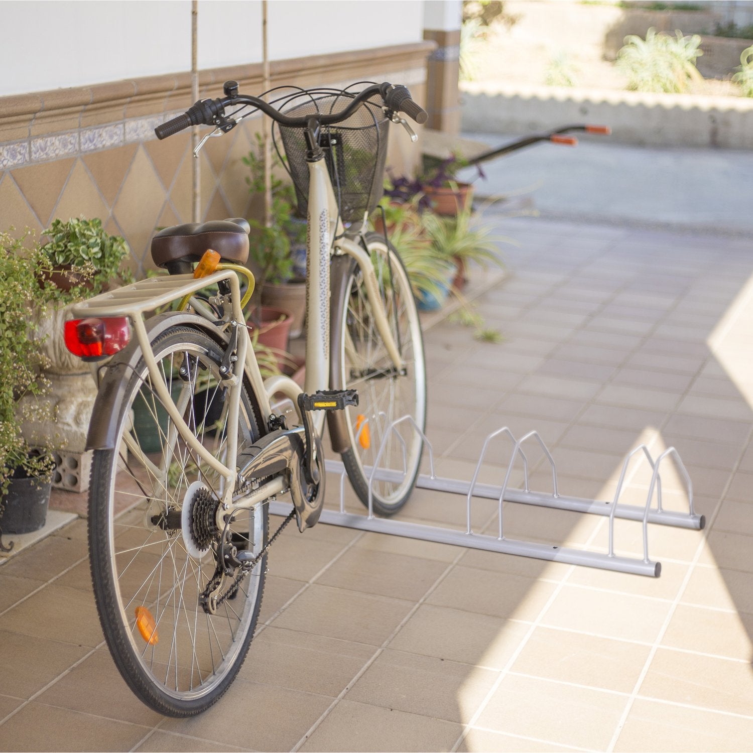 Stalen rek voor 4 fietsen, vloer- en muurbevestiging, zilverkleurige afwerking