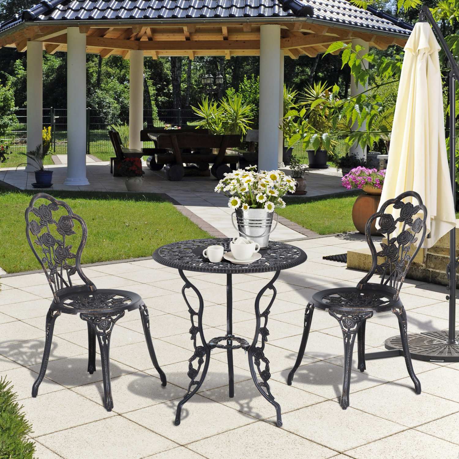 Tweedelige bronzen tuinset, tafel en stoelen