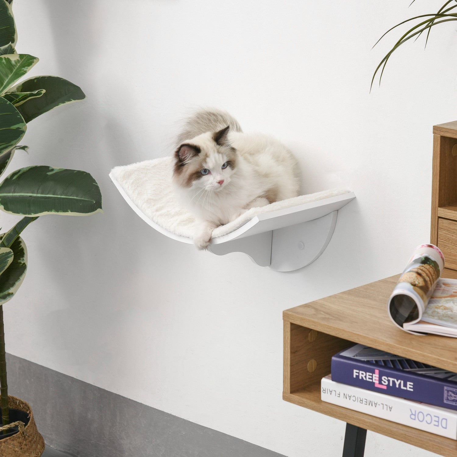 Wandgemonteerd kattenbed met pluche kussen, wit